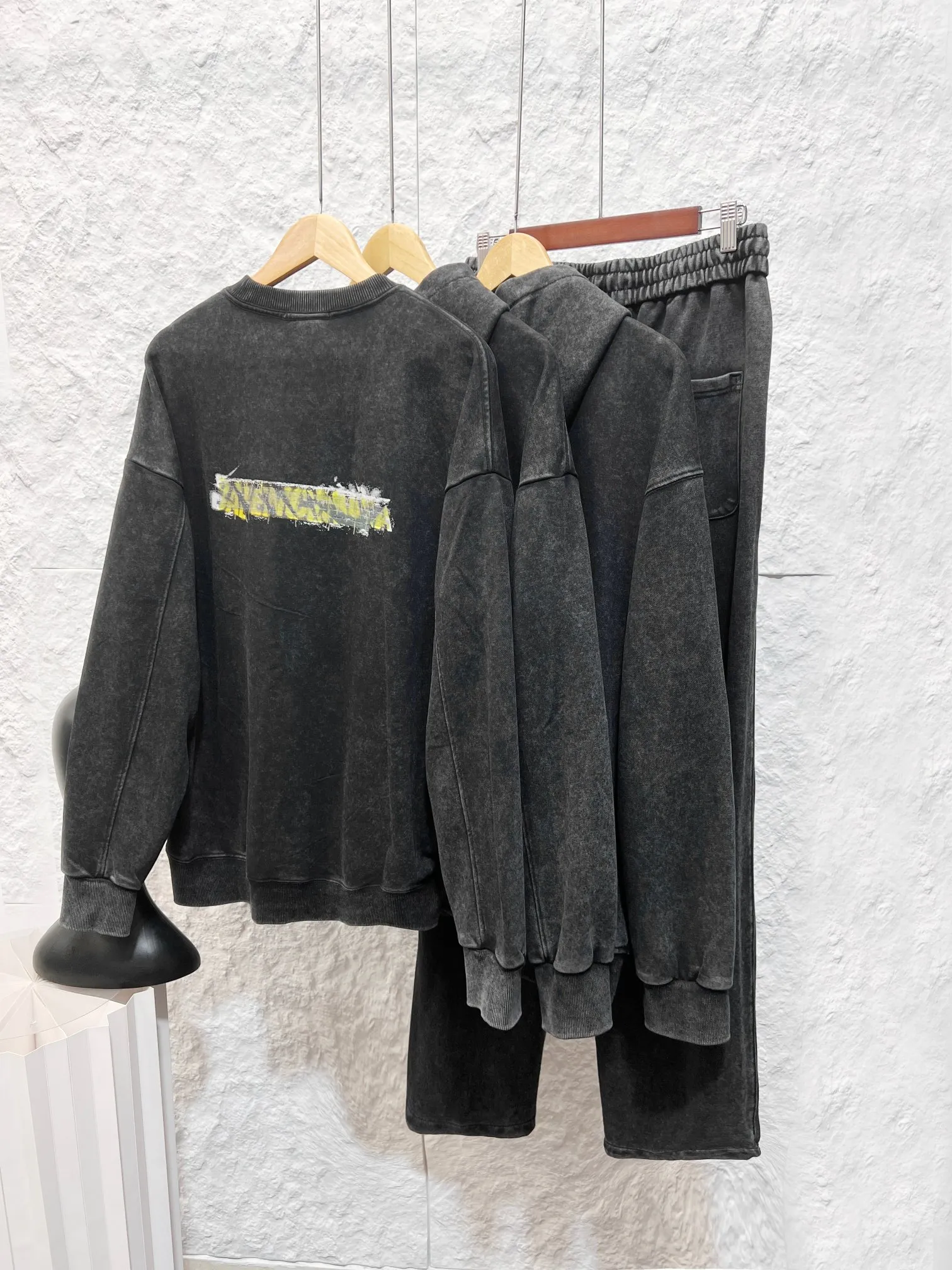 BALENCIAGA loose-fitting hooded sweatshirt (long-term large quantity in stock, not removed from the shelves) 350g Masking Tape Series sweatshirt, the pattern design prototype is graffiti-style Masking Tape wrapped with masking tape (masking tape printing). The long yellow and black letter pattern on the back is the tape graffiti logo, fried snowflakes and distressed washed hooded sweatshirt Color: washed black Sizes: S-2XL (worry-free after-sales service)